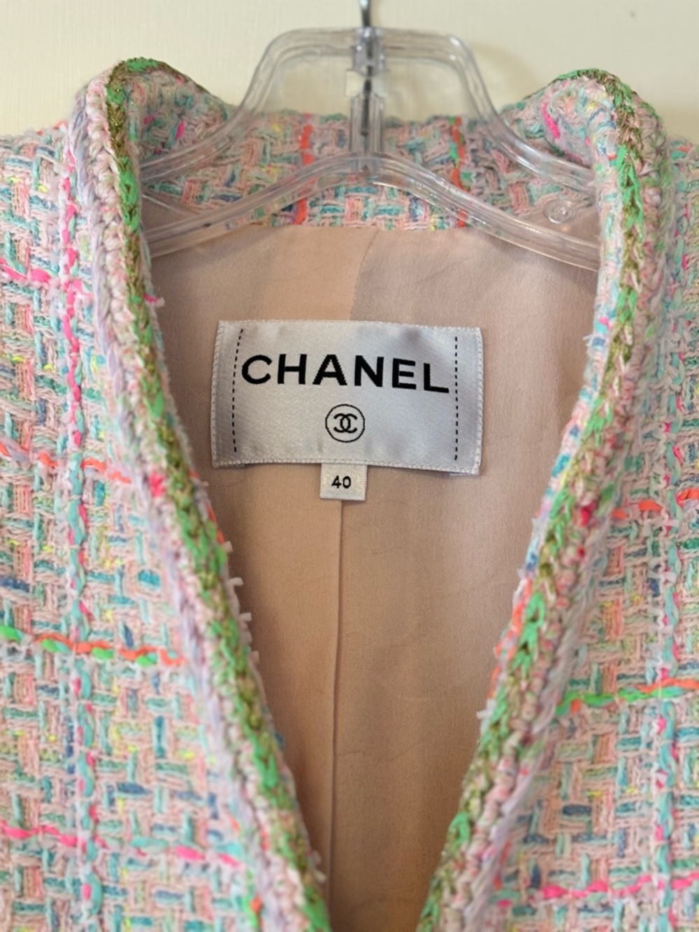 EUC CHANEL 2024 Pastel Tweed Evening Jacket in Pink, Green & Cream size 40/US 8 - Picture 3 of 16